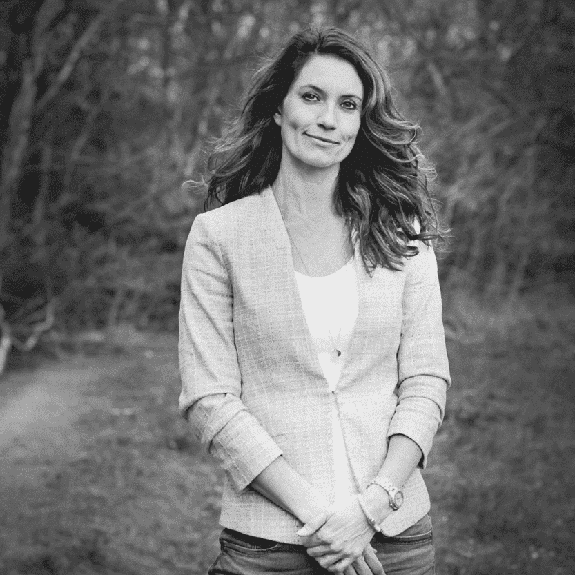 Vrouw in buitenomgeving die bewustzijn en mentale groei symboliseert.