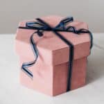 Luxe roze geschenkdoos met blauwe strik voor impact.