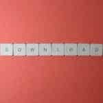 Afbeelding met witte blokletters spelling 'DOWNLOAD' op roze achtergrond.