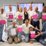 Personeel viert hun certificering en groei in een inspirerende omgeving.